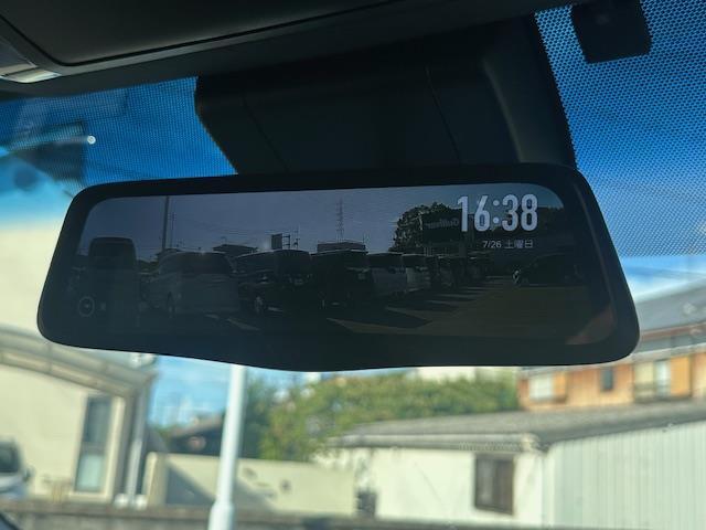 【デジタルインナーミラー】車両後方カメラの映像をミラーに映すことが出来ます。 そのため、後席に人や荷物があって後方が見えづらい場合でもしっかり視界を確保することが出来ます。