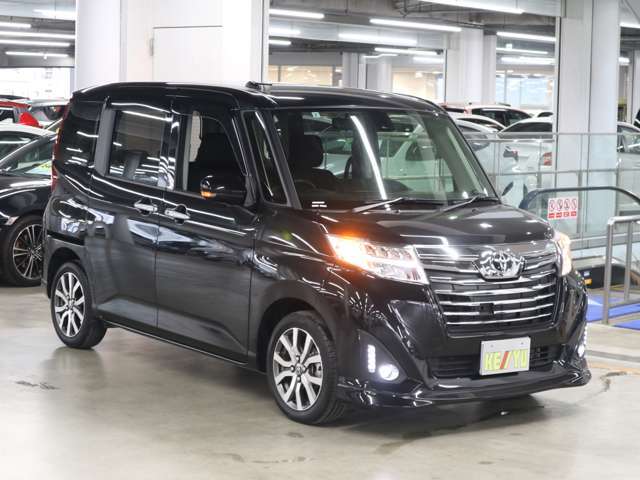 雨が降ってもゆったりと車選びができる全天候型立体展示場！エスカレーター完備！