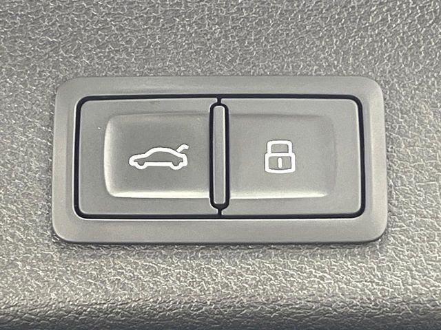 ●電動リアゲート：ワンタッチでリアゲートの開閉ができ、荷物などで両手が塞がっている状態でも簡単に開閉ができる便利機能です。