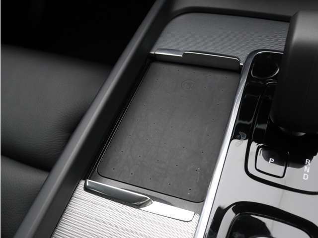 対応機種のスマートフォンを、トンネルコンソールの下のラバープレートに置いておくだけで充電可能。センターディスプレイの機能ビューを使用して、充電プレートのオンとオフを切り替えることができます。