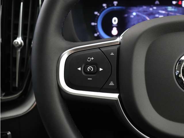 設定した速度を上限に、前方車両との車間距離を自動的に調整しながら加速、巡航、減速を交通の流れに合わせて自動で行う全車速追従機能付ACC（アダプティブ・クルーズ・コントロール）を標準装備しています。