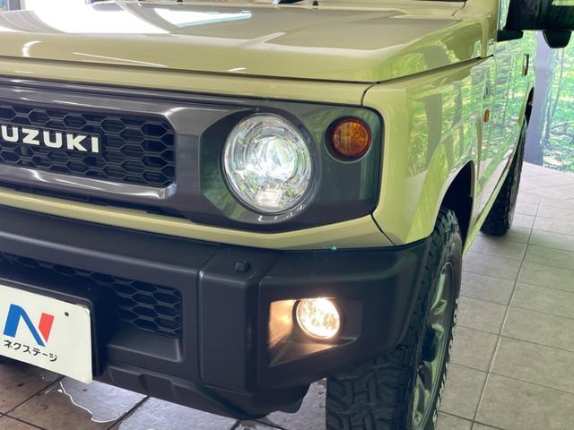 【LEDヘッドライト】悪天候や夜間走行時も良好な視界を確保し安心して運転できる高輝度LEDヘッドライトを装備！点灯速度が早く、消費電力も抑えられています。