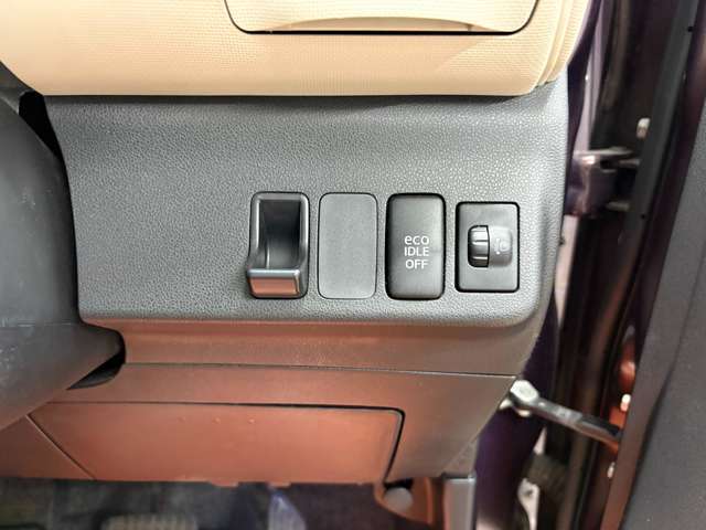 軽自動車は何よりその手軽さが魅力ですね。狭い道でもラクラクです。税金など維持費も抑えられるし、セカンドカーとしてもオススメのくるまです。