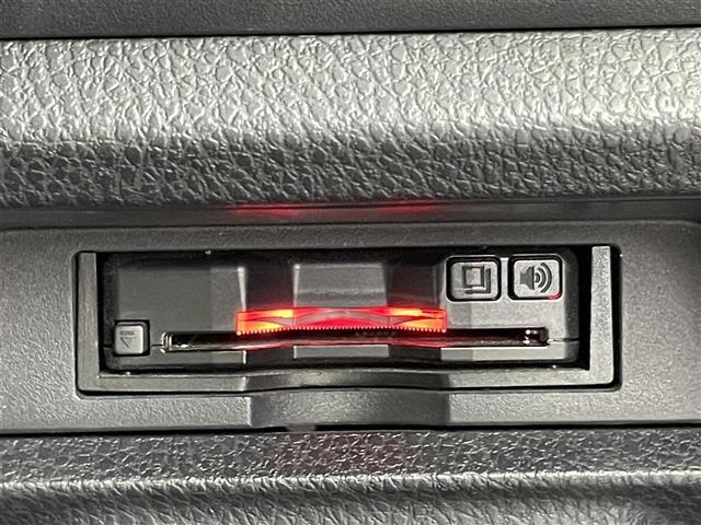 【ETC】有料道路を利用する際に料金所で停止することなく通過できる、ETC車載器（ノンストップ自動料金収受システム機器）が装備されています。セットアップを行うことで利用可能になります。