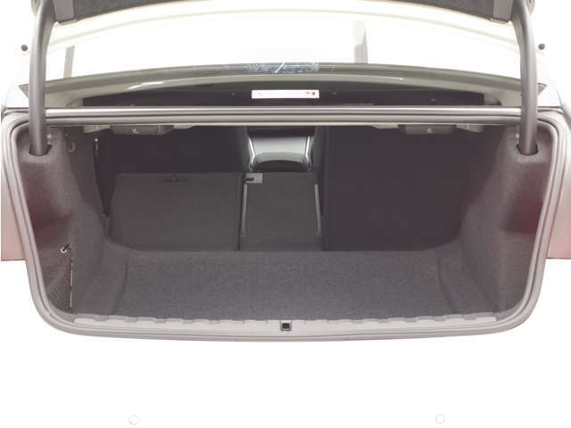 6：4のうち、6の幅のシートを倒した状態です。3人でお出かけ時、荷物が多いときなど、こういったアレンジがとても助かりますね！