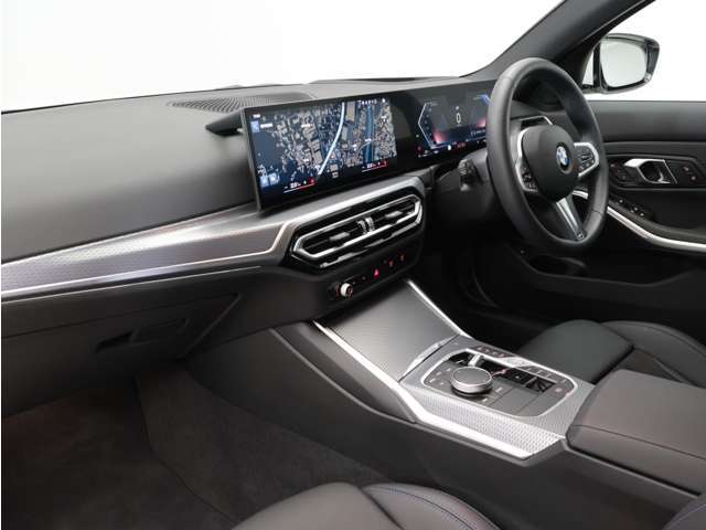 ♪人間工学に基づいて設計されたコックピット。全てが無理なく操作できるので疲労を最小限に抑えることが可能。サポート性に優れた少々硬めのシートが長距離ドライブを快適かつ楽しいものに。