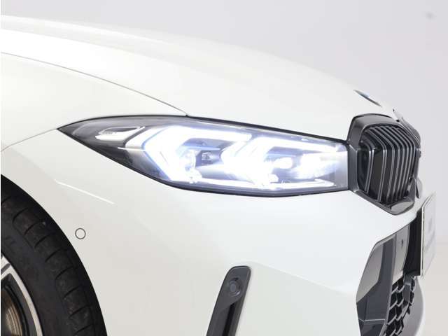 ♪アダプティブLEDヘッドライトはステアリングホイールの切れ角に合わせてコーナーの先まで照らしてくれます。また、停車中でもステアリングホイールに合わせ可動してくれます。