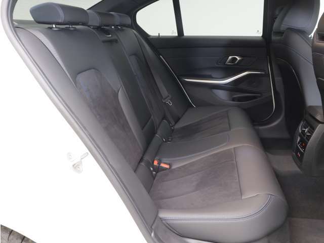 リヤシートは分割可倒式です。