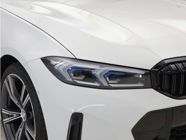 フロントフェンダーからきれいに連なるヘッドライトの造形美