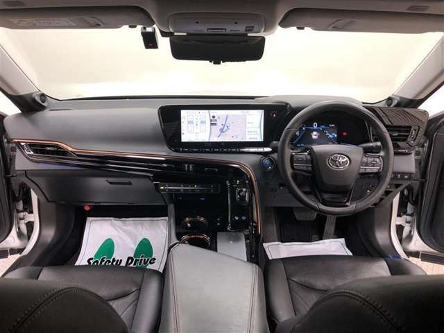 運転席側はコックピットのような「包まれ感」、助手席側は「開放感」をインテリア！席ごとのパーソナル空間が演出されています！柔らかな素材と金属加飾のコントラストがモダンさを感じさせてくれます！