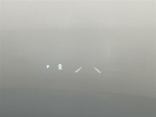 【カラーヘッドアップディスプレイ】ウインドシールドガラスの視野内に運転に必要な情報を投影します。視線移動が少なく済むのでわき見運転の防止にも貢献します。