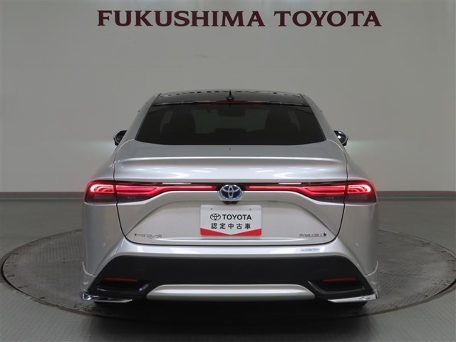 シンボルマークを跨いで横一文字に伸びる薄型デザインのリヤコンビネーションランプ！ワイドな構えと個性が際立つリヤビュー！