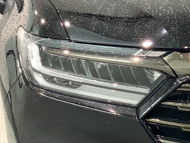LEDヘッドライトは、点灯の瞬間から最大光量を発揮し、突然暗くなるトンネルなどでの安定感を高めます。