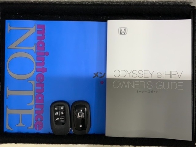 スマートキーは鍵をバッグに入れたままでもドアロックの開閉やエンジンのON・OFFができます。夜間や雨の日も鍵を探さなくて良いので便利です。