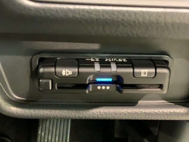 いまや快適なカーライフに欠かせないETCが付いています。