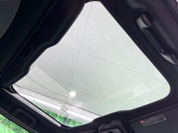 【ガラスルーフ】ガラスルーフ搭載で車内の解放感が一気にアップ！開放的なドライブをお楽しみいただけます。