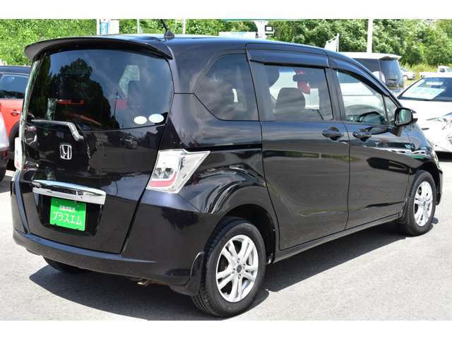当店は新車・中古車のことはもちろん、その他の車に関する車検、整備、カー用品、自動車保険等トータル的に皆様のお役に立てるよう、日々業務に取り組んでいます。
