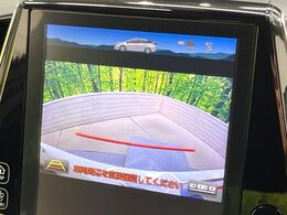【バックカメラ】駐車時に後方がリアルタイム映像で確認できます。大型商業施設や立体駐車場での駐車時や、夜間のバック時に大活躍！運転スキルに関わらず、今や必須となった装備のひとつです！