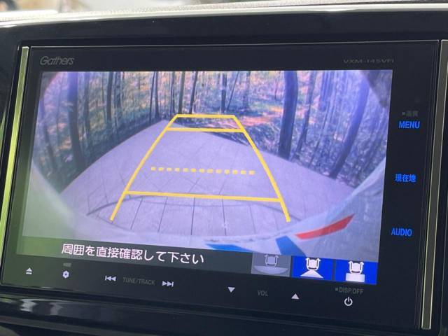 【バックカメラ】駐車時に後方がリアルタイム映像で確認できます。大型商業施設や立体駐車場での駐車時や、夜間のバック時に大活躍！運転スキルに関わらず、今や必須となった装備のひとつです！