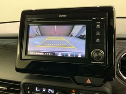リバースギアに入れるだけで後方の表示へ切り替わります。夜間や雨の日の駐車も楽になりますよ。