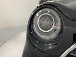LEDヘッドライトは、点灯の瞬間から最大光量を発揮し、突然暗くなるトンネルなどでの安定感を高めます。