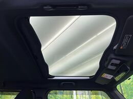 【ガラスルーフ】ガラスルーフ搭載で車内の解放感が一気にアップ！開放的なドライブをお楽しみいただけます。
