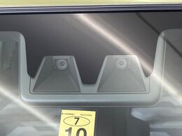 【スマートアシスト】走行中に前方の車両等を認識し、衝突しそうな時は警報とブレーキで衝突回避と被害軽減をアシスト。より安全にドライブをお楽しみいただけます。