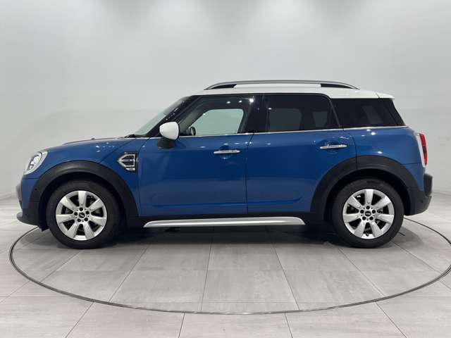 ロングホイールベース＆ショートオーバーハングで、室内空間の向上と取り回しのしやすさの両立を実現しております。