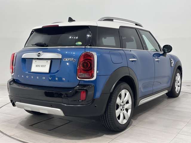 歴代受け継がれてきた縦長のテールライトです。