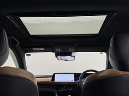【ムーンルーフ】チルトUP・スライド電動式のムーンルーフが装着されております。車内の空気の入れ替えはもちろん、日光の取り入れや天体観測、などお楽しみいただけます。