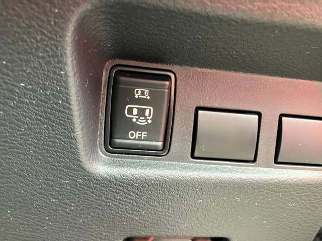 片側パワースライドドアは、スマートキーや運転席のスイッチで後席助手席側スライドドアの開閉が可能。電動だから力を入れてドアを開ける必要が無く、小さなお子様でも簡単に開け閉めでき快適です！