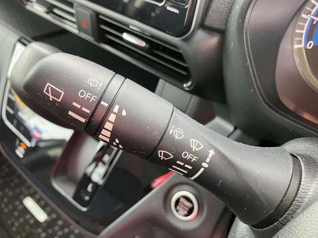 動くタイミングを調整できる間欠式ワイパーは、車速に連動して間欠時間が変化する機能も備えて運転をサポートしてくれます！