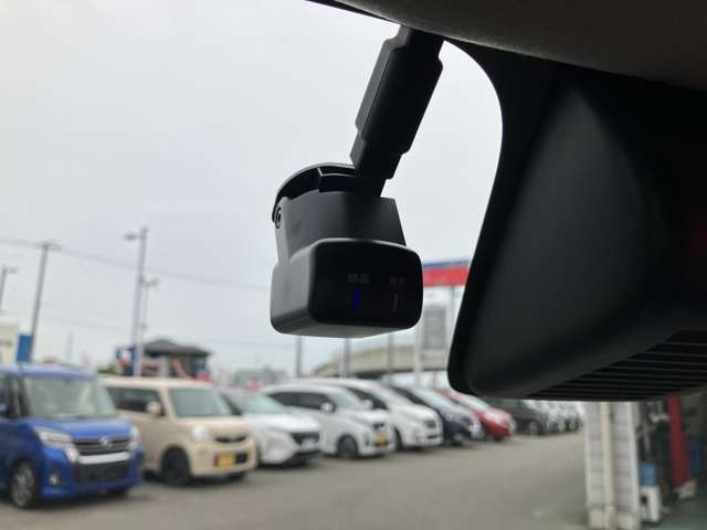 万一の時に強い味方、ナビ連動ドライブレコーダーです。事故の瞬間などしっかりと録画され、鮮明な画像で細部まで確認できます。トラブル回避のためにもぜひ備えておきたいですね！