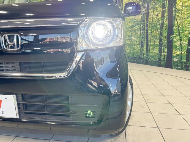 【LEDヘッドライト】悪天候や夜間走行時も良好な視界を確保し安心して運転できる高輝度LEDヘッドライトを装備！点灯速度が早く、消費電力も抑えられています。