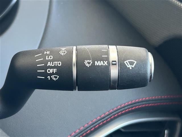 v【オートワイパー（AUTO）】雨が降り出した時に、雨滴検出用センサー（レインセンサー）が雨滴を感知すると、自動でワイパーが動作します。