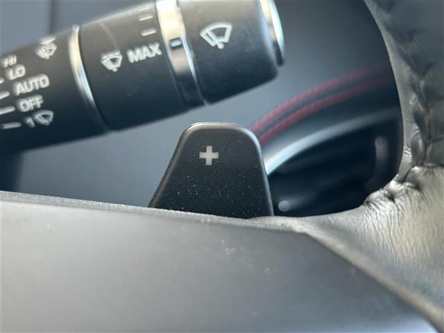 【パドルシフト（AT車）】MT車と同じように好きなギアで走ることができます！ステアリングから手を離さずに指先だけでシフト操作ができ、よりスポーティな走りをお楽しみいただけます。