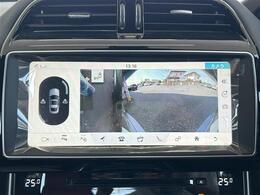 【パノラミックビューモニター】クルマを真上から見下ろした視点で駐車をサポートします。クルマの斜め後ろや真横など、いち早く障害物に気が付くことができます。