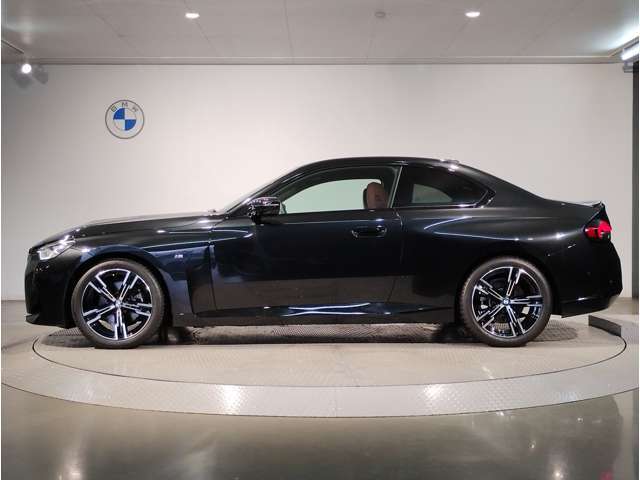 【拘りのFR】BMWが多く採用するFR車。ダイレクトでスポーティな加速感・シャープなハンドリングを実現。縦置きエンジンレイアウトにより、フラットで上質な乗り味です。