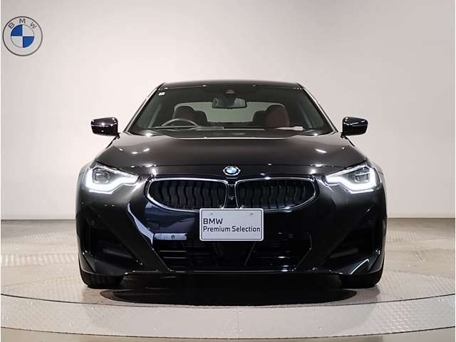 【キドニーグリル】BMWは約90年もの間、ほぼ全ての車両にひと目でBMWだと分かるこの特徴的なフロントグリルが備えられ、デザイン・アイコンとして親しまれてきました。