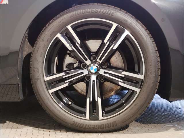【BMWアロイホイル】軽量かつ強度に拘ったアロイホイル。走行性能ポテンシャルを引き出す設計。車の足元を引き締めてくれる大きなポイントはアロイホイルです。