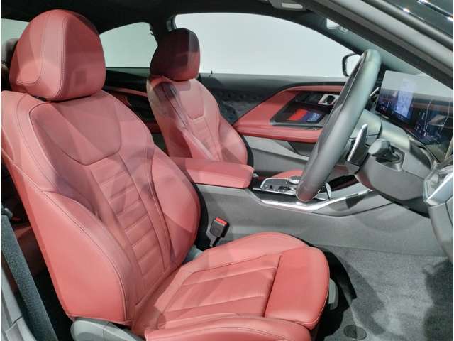 【コックピットシート】BMW車の主役席。車体中央にくる様に配置し車両重心とが一致する事でドライバーと車との一体感あるドライビングを実現。人間工学に基づき形成した形状が長時間のドライブ疲労も軽減します！