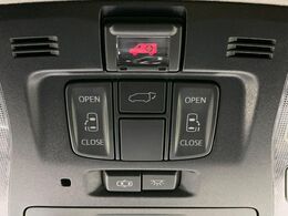 【両側パワースライドドア】スマートキーや運転席のスイッチで後席両側スライドドアの開閉が可能♪電動だから力を入れてドアを開ける必要が無く、小さなお子様でも簡単に開け閉めでき快適です♪