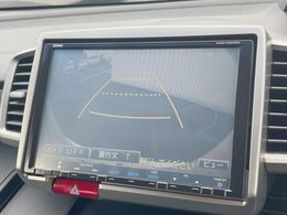【バックカメラ】駐車時に後方がリアルタイム映像で確認できます。大型商業施設や立体駐車場での駐車時や、夜間のバック時に大活躍！運転スキルに関わらず、今や必須となった装備のひとつです！