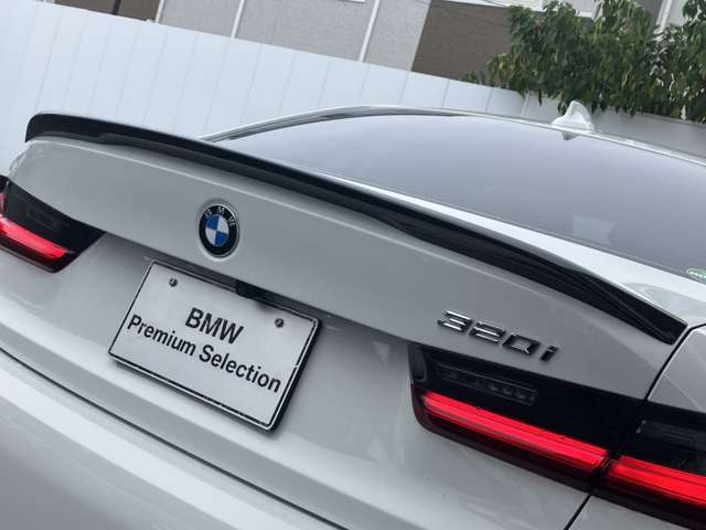 スポーティーなデザインにも注目のBMWパフォーマンス製トランクスポイラー！