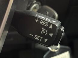 【クルーズコントロール】高速道路もラクラク走行。アクセルを離しても一定速度で走行ができ、長距離運転時の負担を軽減！加速・減速も簡単なスイッチ操作で調整できます。