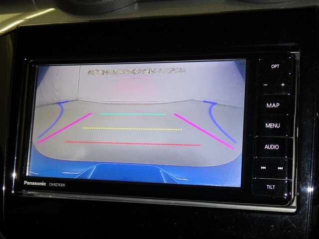 バックモニターも装備しております。バックギアに入れるとナビ画面に車の後方が映し出されます。これで後方確認も安心！