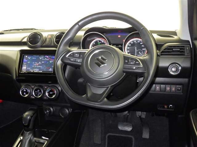 運転の際、常に目にする部分だけにシックで飽きのこないデザインが良いですね。