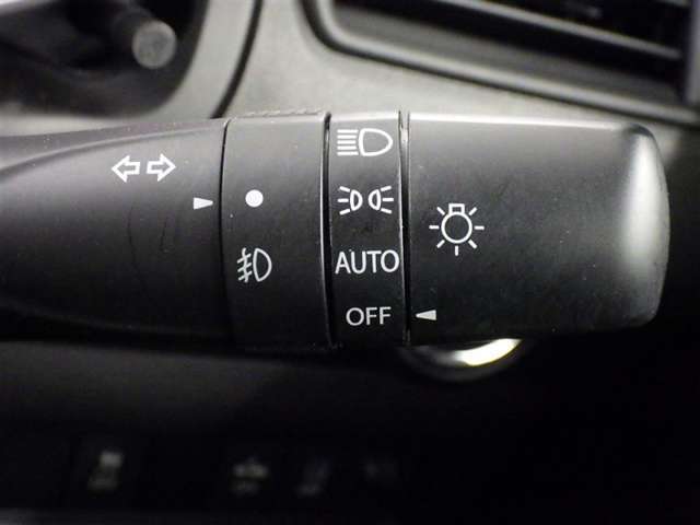 【オートライト】車外の明るさに応じて、自動的にライトの点灯・消灯をしてくれます。