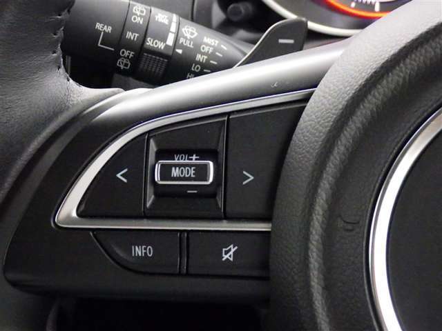 ステアリングスイッチ装備！運転しながら手元でオーディオの操作などができます。