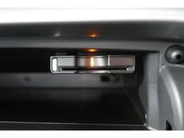 助手席グローブボックス上部にETC車載器装備　高速料金の支払いもスイスイと